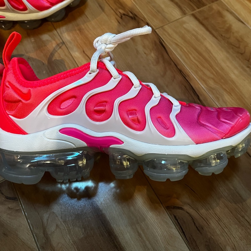 Women’s Nike Air Vapormax Plus size 6..brand new! Only worn once